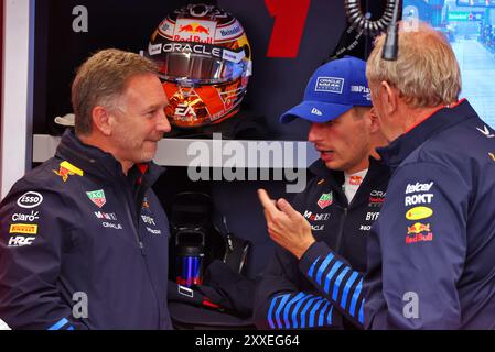 Zandvoort, Paesi Bassi. 24 agosto 2024. (Da L a R): Christian Horner (GBR) responsabile del Red Bull Racing Team con Max Verstappen (NLD) Red Bull Racing e Dr. Helmut Marko (AUT) Consulente Red Bull Motorsport. Campionato del mondo di Formula 1, Rd 15, Gran Premio d'Olanda, sabato 24 agosto 2024. Zandvoort, Paesi Bassi. Crediti: James Moy/Alamy Live News Foto Stock