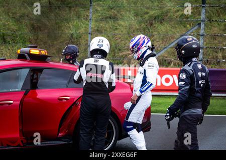 Zandvoort, paga Bas. 24 agosto 2024. 02 SARGEANT Logan (usa), Williams Racing FW46, con la sua vettura in fiamme dopo il suo incidente nelle FP3 durante il Gran Premio d'Olanda di Formula 1 Heineken 2024, 15° round del Campionato del mondo di Formula 1 2024 dal 23 al 25 agosto 2024 sul circuito Zandvoort, a Zandvoort, Paesi Bassi - Photo Florent Gooden/DPPI credito: DPPI Media/Alamy Live News Foto Stock