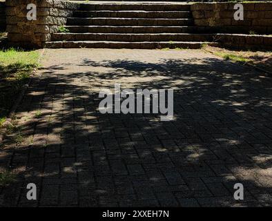 Scala di pietra in Public School Yard: Light and Shadow Play. Foto Stock