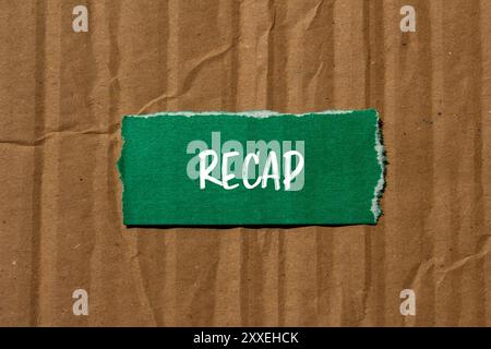 Ricapitolare la parola scritta su un pezzo di carta verde strappato con sfondo in cartone. Simbolo della parola di riepilogo concettuale. Copia spazio. Foto Stock