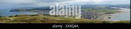 Panorama di Llandudno, Galles, Regno Unito, mostrando entrambe le spiagge sulla penisola, dal Great orme Foto Stock