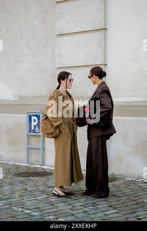 Copenaghen, Danimarca. 24 agosto 2024. Street style, Annabel Rosendahl e Darja Barannik arrivano alla fiera Garment Spring Summer 2025, tenutasi alla Copenhagen Fashion Week, Danimarca, il 7 agosto 2024. Foto di Marie-Paola Bertrand-Hillion/ABACAPRESS. COM credito: Abaca Press/Alamy Live News Foto Stock