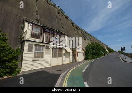 285 Madeira Terrace Brighton le officine della Volks Railway si trovano nella parete della scogliera di East Cliff Wall. Edificio storico degli anni '1880 Foto Stock