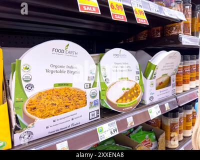 Los Angeles, California, Stati Uniti - 04-14-2024: Una vista di diversi pacchetti di kit di antipasti indiani Food Earth, in mostra in un negozio di alimentari locale. Foto Stock