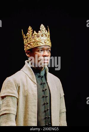 David Oyelowo (re Enrico vi) in ENRICO vi parte III di Shakespeare allo Swan Theatre, Royal Shakespeare Company (RSC), Stratford-upon-Avon, Inghilterra 13/12/2000 design: Tom Piper illuminazione: Heather Carson regista: Michael Boyd Foto Stock