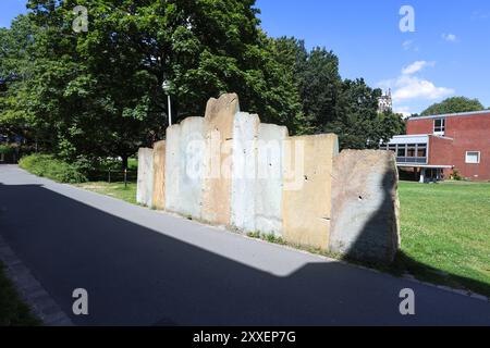 Kunst im öffentlichen Raum. Öffentliche Sammlung der Skulptur Projekte. Ulrich Rückriem. Dolomit zugeschnitten. Anröchter Dolomit. Standort: Nordseite der Kirche St. Petri, am sog. Jesuitengang, permanente Aufstellung. Münster, Nordrhein-Westfalen, DEU, Deutschland, 11.08.2024 *** Art in public space Public collection of sculpture projects Ulrich Rückriem Dolomite cut to size Anröchter Dolomit Location North side of St. Peters Church, on the so-called Jesuitengang, permanent installation Münster, North Rhine-Westphalia, DEU, Germany, 11 08 2024 Stock Photo