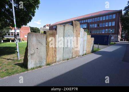 Kunst im öffentlichen Raum. Öffentliche Sammlung der Skulptur Projekte. Ulrich Rückriem. Dolomit zugeschnitten. Anröchter Dolomit. Standard: Nordseite der Kirche St. Petri, AM sog. Jesuitengang, permanente Aufstellung. Münster, Nordrhein-Westfalen, DEU, Deutschland, 11.08.2024 *** Art in public space Collezione pubblica di progetti scultorei Ulrich Rückriem Dolomite cut to size Anröchter Dolomit location North Side of St. Peters Church, sulla cosiddetta Jesuitengang, installazione permanente Münster, Renania settentrionale-Vestfalia, DEU, Germania, 11 08 2024 Foto Stock