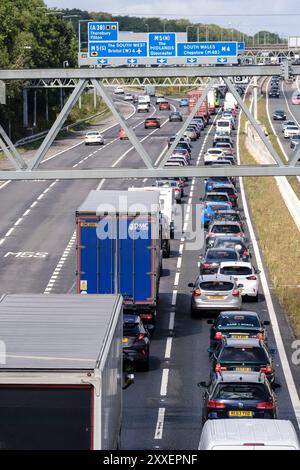 Bristol, Regno Unito. 24 agosto 2024. I viaggi durante le festività di agosto aumentano la congestione dell'autostrada M4 a Bristol. Le autostrade inglesi riportano velocità medie da 11 a 22 km/h in direzione ovest. Crediti: JMF News/Alamy Live News Foto Stock