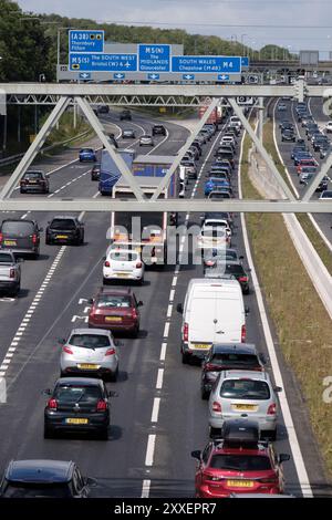 Bristol, Regno Unito. 24 agosto 2024. I viaggi durante le festività di agosto aumentano la congestione dell'autostrada M4 a Bristol. Le autostrade inglesi riportano velocità medie da 11 a 22 km/h in direzione ovest. Crediti: JMF News/Alamy Live News Foto Stock