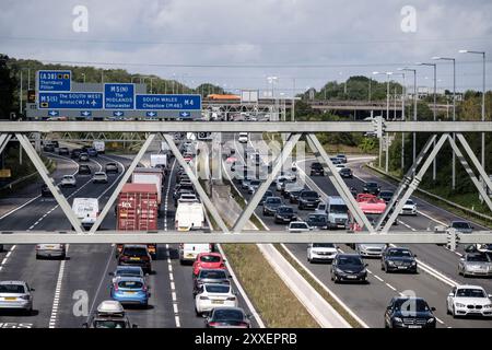 Bristol, Regno Unito. 24 agosto 2024. I viaggi durante le festività di agosto aumentano la congestione dell'autostrada M4 a Bristol. Le autostrade inglesi riportano velocità medie da 11 a 22 km/h in direzione ovest. Crediti: JMF News/Alamy Live News Foto Stock