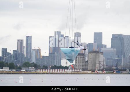 La prima europea di performance art THAW, uno spettacolo aereo di 8 ore si è esibito su 2,5 tonnellate di ghiaccio durante il Greenwich and Docklands International Festival nell'est di Londra. Creato dalla compagnia teatrale australiana LEGS ON THE WALL in risposta ai devastanti incendi boschivi del 2019/20, THAW porta i londinesi faccia a faccia con l'urgente necessità di un'azione globale per il clima. Questa produzione aerea è stata eseguita su un blocco di ghiaccio di 2,5 tonnellate che aumenta la potenza e l'urgenza mentre il ghiaccio, sospeso su una gru in alto sopra un iconico paesaggio docklands, si scioglie gradualmente. Data foto: Sabato agosto Foto Stock