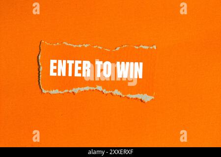 Invia per vincere messaggio scritto su carta strappata arancione con sfondo arancione. Simbolo Conceptual Enter to win (Invio concettuale per vincere) Copia spazio. Foto Stock