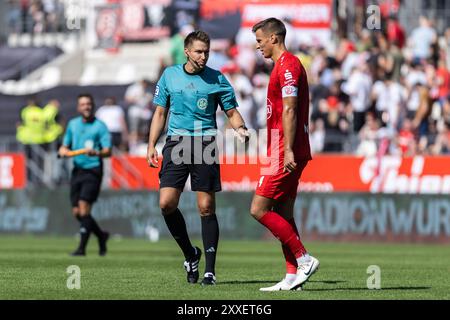 Germania. 24 agosto 2024. Fussball 3. Liga Rot-Weiss Essen - Arminia Bielefeld am 24.08.2024 im Stadion an der Hafenstrasse in Essen Schiedsrichter Tobias Reichel ( Stoccarda ), links - im Gespraech mit Michael Schultz ( Essen ), rechts le normative DFB vietano qualsiasi uso di fotografie come sequenze di immagini e/o quasi-video. Foto: Revierfoto credito: ddp media GmbH/Alamy Live News Foto Stock