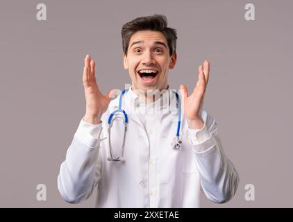 Maturo bello scioccato medico uomo in bianco cappotto medico forma felice, urlando WOW. Ha impressionato il professionista della medicina, attenzione. Concetto di grande novità Foto Stock