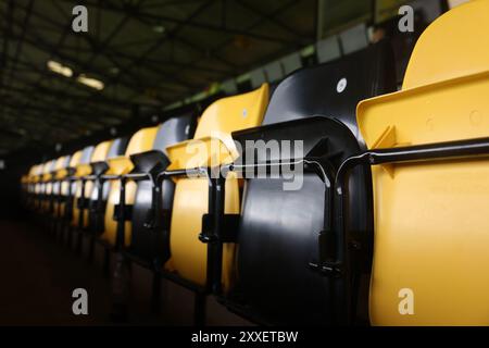 Una vista generale all'interno dello stadio prima della partita Sky Bet League One al Cledara Abbey Stadium di Cambridge. Data foto: Sabato 24 agosto 2024. Foto Stock