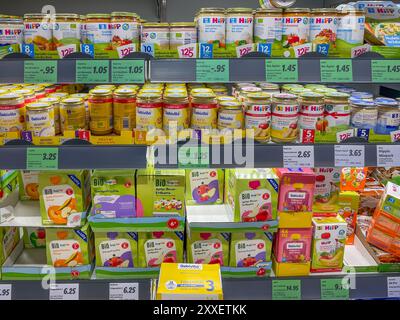 Germania Berlino 23 agosto 2024. Uno scaffale con molti tipi diversi di pappe per bambini. Cibo sia in vasetti che in scatole. Foto Stock