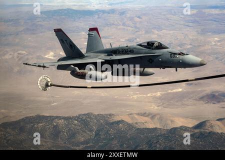 Un F/A-18C Hornet del corpo dei Marines degli Stati Uniti si prepara a ricevere carburante da un HC-130J Combat King II della U.S. Air Force sul deserto del Mojave, California, 26 novembre, Foto Stock