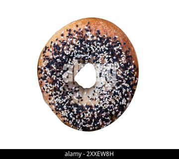 Pane rotondo intero di frumento di segale appena sfornato, isolato in primo piano su sfondo bianco. Pane fresco e croccante. Pane di segale e integrale. Mangiare sano Foto Stock