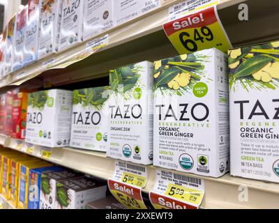 Los Angeles, California, Stati Uniti - 04-14-2024: Una vista di diversi pacchetti di bustine di tè Tazo, in mostra in un negozio di alimentari locale. Foto Stock