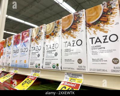 Los Angeles, California, Stati Uniti - 04-14-2024: Una vista di diversi cartoni di Tazo tea latte, in mostra in un negozio di alimentari locale. Foto Stock