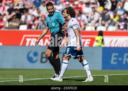 Germania. 24 agosto 2024. Fussball 3. Liga Rot-Weiss Essen - Arminia Bielefeld am 24.08.2024 im Stadion an der Hafenstrasse a Essen Schiedsrichter Tobias Reichel ( Stoccarda ), links - im Gespraech mit Mael Corboz ( Bielefeld ), rechts le normative DFB vietano qualsiasi uso di fotografie come sequenze di immagini e/o quasi-video. Foto: Revierfoto credito: ddp media GmbH/Alamy Live News Foto Stock