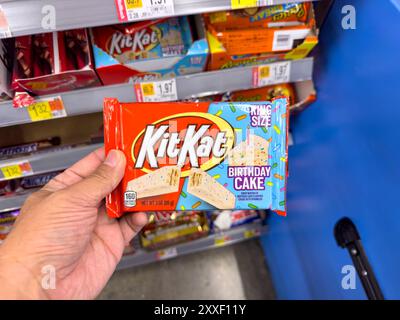 Los Angeles, California, Stati Uniti - 14-04-2024: Una vista di una mano che tiene in mano un pacchetto di Kit Kat Birthday Cake, presso il negozio. Foto Stock