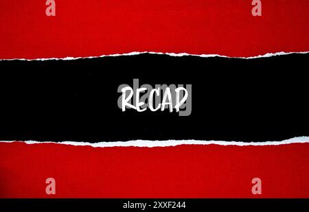 Riepilogare il messaggio scritto su carta strappata rossa con sfondo nero. Simbolo di riepilogo concettuale. Copia spazio. Foto Stock