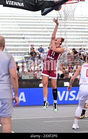 Vienna, Austria. 24 agosto 2024. VIENNA, AUSTRIA - 24 AGOSTO: Paula Mauri?a della Lettonia salta durante i quarti di finale femminile tra Polonia e Lettonia il giorno 3 della Coppa Europa FIBA 3x3 a Kaiserwiese il 24 agosto 2024 a Vienna, Austria.240824 SEPA 38 006 - 20240824 PD3227 credito: APA-PictureDesk/Alamy Live News Foto Stock