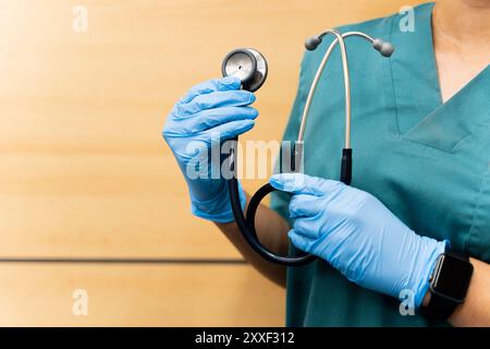 primo piano di un medico che mostra lo stetoscopio nelle sue mani come concetto di salute e salute Foto Stock
