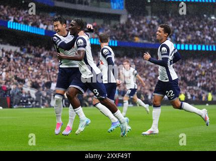 Yves Bissouma del Tottenham Hotspur celebra il primo gol della squadra durante la partita di Premier League al Tottenham Hotspur Stadium di Londra. Data foto: Sabato 24 agosto 2024. Foto Stock