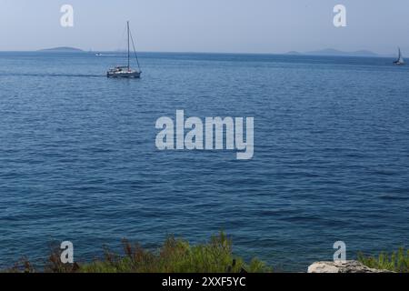 Yacht sul mare Adriatico in Croazia. Murter, Kornati. Vacanze estive per gli europiani. Foto occasionali inedite dalla spiaggia Foto Stock