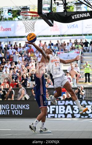 Vienna, Austria. 24 agosto 2024. VIENNA, AUSTRIA - 24 AGOSTO: Il degno de Jong dei Paesi Bassi salta durante i quarti di finale tra Paesi Bassi e Serbia il giorno 3 della Coppa Europa FIBA 3x3 a Kaiserwiese il 24 agosto 2024 a Vienna, Austria.240824 SEPA 38 016 - 20240824 PD4688 credito: APA-PictureDesk/Alamy Live News Foto Stock