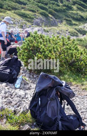 escursioni in montagna con uno zaino a terra Foto Stock