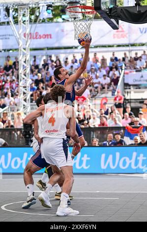 Vienna, Austria. 24 agosto 2024. VIENNA, AUSTRIA - 24 AGOSTO: Strahinja Stojacic di Serbia salta durante i quarti di finale tra Paesi Bassi e Serbia il giorno 3 della Coppa Europa FIBA 3x3 a Kaiserwiese il 24 agosto 2024 a Vienna, Austria.240824 SEPA 38 019 - 20240824 PD4682 credito: APA-PictureDesk/Alamy Live News Foto Stock