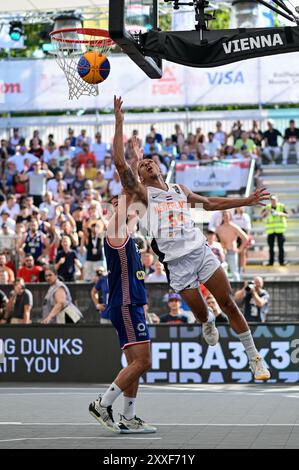 Vienna, Austria. 24 agosto 2024. VIENNA, AUSTRIA - 24 AGOSTO: Il degno de Jong dei Paesi Bassi salta durante i quarti di finale tra Paesi Bassi e Serbia il giorno 3 della Coppa Europa FIBA 3x3 a Kaiserwiese il 24 agosto 2024 a Vienna, Austria.240824 SEPA 38 017 - 20240824 PD4684 credito: APA-PictureDesk/Alamy Live News Foto Stock