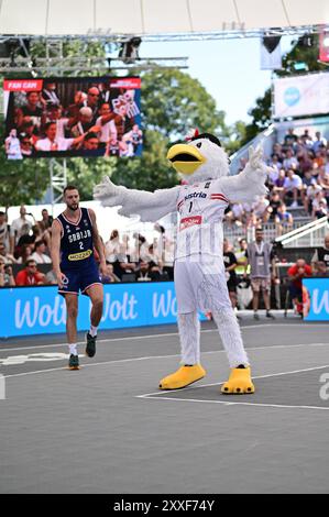 Vienna, Austria. 24 agosto 2024. VIENNA, AUSTRIA - 24 AGOSTO: Airvin la mascotte durante i quarti di finale tra Paesi Bassi e Serbia il giorno 3 della FIBA 3x3 Europe Cup a Kaiserwiese il 24 agosto 2024 a Vienna, Austria.240824 SEPA 38 018 - 20240824 PD4683 credito: APA-PictureDesk/Alamy Live News Foto Stock