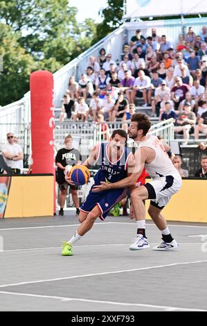 Vienna, Austria. 24 agosto 2024. VIENNA, AUSTRIA - 24 AGOSTO: Strahinja Stojacic di Serbia vies con Julian Jaring dei Paesi Bassi durante i quarti di finale tra Paesi Bassi e Serbia il giorno 3 della FIBA 3x3 Europe Cup a Kaiserwiese il 24 agosto 2024 a Vienna, Austria.240824 SEPA 38 020 - 20240824 PD4845 credito: APA-PictureDesk/Alamy Live News Foto Stock