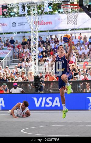 Vienna, Austria. 24 agosto 2024. VIENNA, AUSTRIA - 24 AGOSTO: Strahinja Stojacic di Serbia salta durante i quarti di finale tra Paesi Bassi e Serbia il giorno 3 della Coppa Europa FIBA 3x3 a Kaiserwiese il 24 agosto 2024 a Vienna, Austria.240824 SEPA 38 022 - 20240824 PD4949 credito: APA-PictureDesk/Alamy Live News Foto Stock