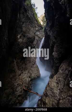 Leutasch - Mittenwald GER, Themenbild Natur, Leutascher Geisterklamm, Leutasch - Mittenwald, 24.08.2024 Der Wasserfall der Leutascher Ache. GER, Themenbild Natur, Leutascher Geisterklamm, Leutasch - Mittenwald, 24.08.2024. *** Leutasch Mittenwald GER, quadro tematico natura, Leutascher Geisterklamm, Leutasch Mittenwald, 24 08 2024 la cascata del Leutascher Ache GER, quadro tematico natura, Leutascher Geisterklamm, Leutasch Mittenwald, 24 08 2024 Copyright: XEibner-Presse/HeikexinerFex EP HFR Foto Stock