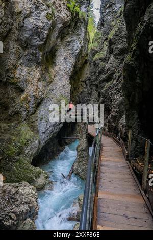 Leutasch - Mittenwald GER, Themenbild Natur, Leutascher Geisterklamm, Leutasch - Mittenwald, 24.08.2024 Auf dem Wasserfallsteig der Leutascher Ache. GER, Themenbild Natur, Leutascher Geisterklamm, Leutasch - Mittenwald, 24.08.2024. *** Leutasch Mittenwald GER, immagine a tema natura, Leutascher Geisterklamm, Leutasch Mittenwald, 24 08 2024 sul sentiero delle cascate del Leutascher Ache GER, immagine a tema natura, Leutascher Geisterklamm, Leutasch Mittenwald, 24 08 2024 Copyright: XEibner-Presse/HeikexFeinerx EP HFR Foto Stock