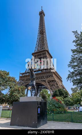 Parigi, Francia - 06 14 2024: Giochi Olimpici Parigi 2024. Vista della statua del subacqueo scolpita da Carole Feuerman di fronte alla Torre Eiffel Foto Stock