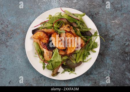 Carne di pollo alla griglia con salsa d'arancia e rosmarino. Cibo fatto in casa Foto Stock