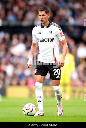 Sasa Lukic del Fulham in azione durante la partita di Premier League al Craven Cottage, Londra. Data foto: Sabato 24 agosto 2024. Foto Stock