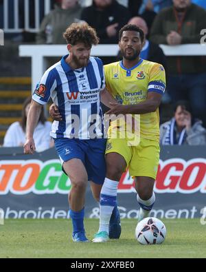 Victoria Park, Hartlepool sabato 24 agosto 2024. Anthony Mancini dell'Hartlepool United combatte con Adrian Mariappa di Wealdstone durante la partita della Vanarama National League tra Hartlepool United e Wealdstone al Victoria Park di Hartlepool, sabato 24 agosto 2024. (Foto: Mark Fletcher | mi News) crediti: MI News & Sport /Alamy Live News Foto Stock