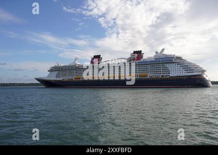 Southampton, Inghilterra, 23 agosto 2024 - nave da crociera Disney Dream in partenza per la Courna, Spagna. Vacanze in famiglia sulla Disney Cruise Line. Foto Stock