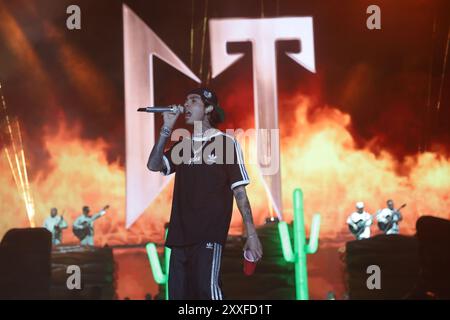 23 agosto 2024, città del Messico, Ciudad de Mexico, Messico: La cantante messicana Natanael Cano si esibisce sul palco durante il suo â€˜Tumbado Tourâ€™ al GNP Seguros Stadium. (Immagine di credito: © Ismael Rosas/eyepix via ZUMA Press Wire) SOLO PER USO EDITORIALE! Non per USO commerciale! Foto Stock