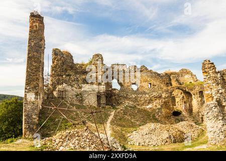 Le rovine del castello di Cicva si trovano a nord-est di Vranov nad Topľou, in Slovacchia, sopra il villaggio di Sedliská, la parte locale chiamata Podčičva. Foto Stock