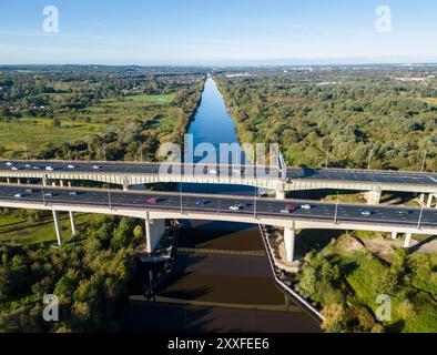 Traffico sul Thelwall Viaduct sul Manchester Ship Canal, autostrada M6 a Lymm, Warrington, Cheshire, Inghilterra Foto Stock