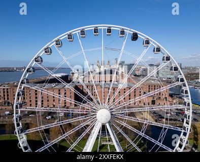 Vista aerea della ruota panoramica di Liverpool e dell'Albert Dock, Merseside, Inghilterra Foto Stock