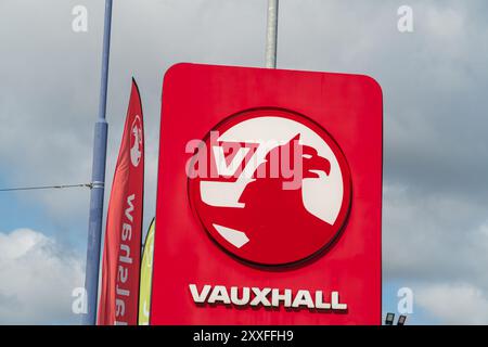 Wolverhampton, Regno Unito - 23 agosto 2024: Cartellonistica esterna della casa automobilistica, Vauxhall, presso una concessionaria Foto Stock